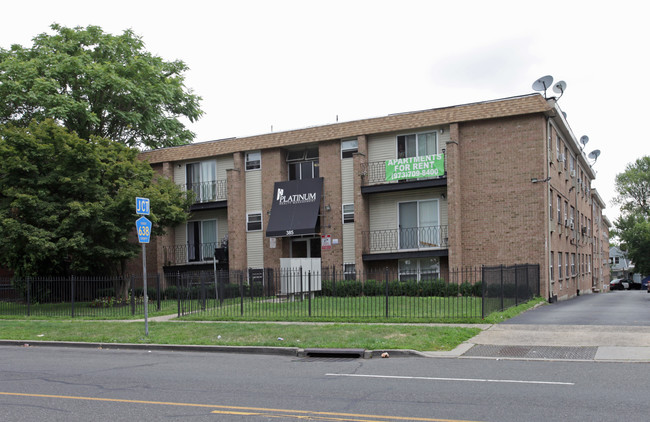 Park Royal Apartments in Orange, NJ - Foto de edificio - Building Photo