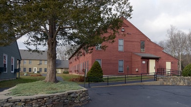 Canonchet Cliffs I in Hope Valley, RI - Foto de edificio - Building Photo