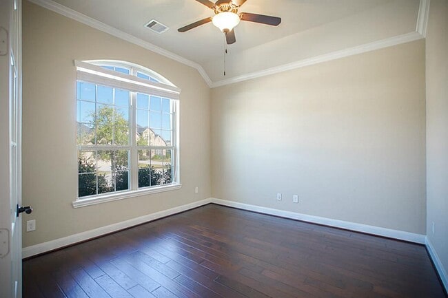 property at 106 S Sawbridge Cir