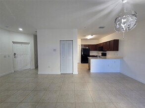 260 NW 109th Ave in Miami, FL - Foto de edificio - Building Photo