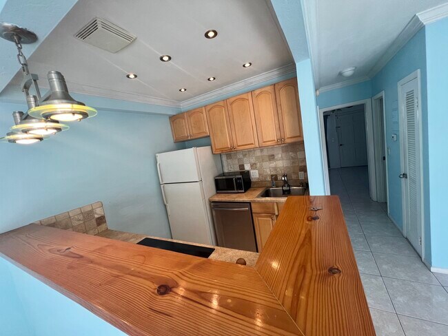 467 Golden Isles Dr, Unit Envoy North Condo in Hallandale Beach, FL - Building Photo - Building Photo