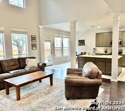 1326 Delmont Ct in San Antonio, TX - Foto de edificio - Building Photo