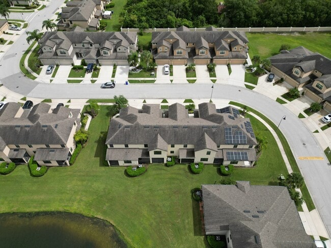 2449 Seven Oaks Dr in St. Cloud, FL - Foto de edificio - Building Photo