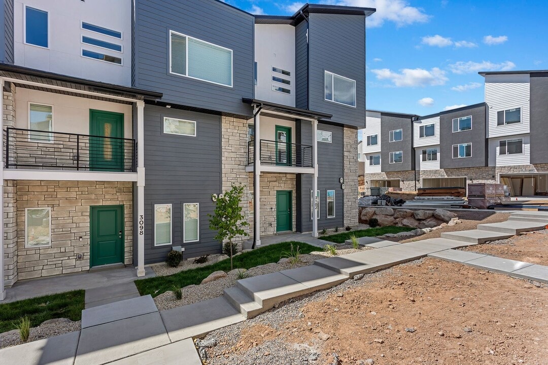 3102 N 1600 E in Layton, UT - Building Photo