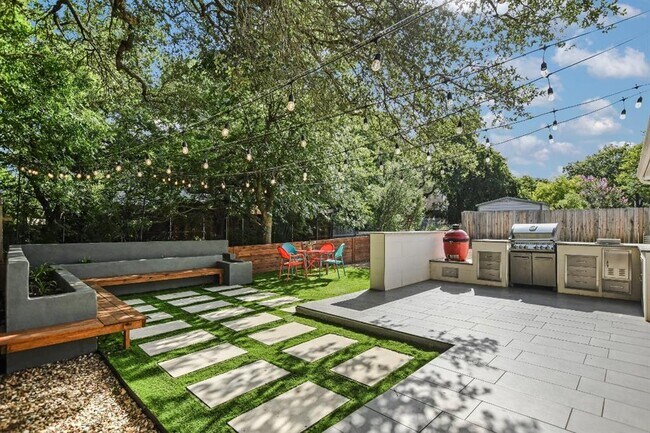 10916 Sierra Oaks in Austin, TX - Building Photo - Building Photo