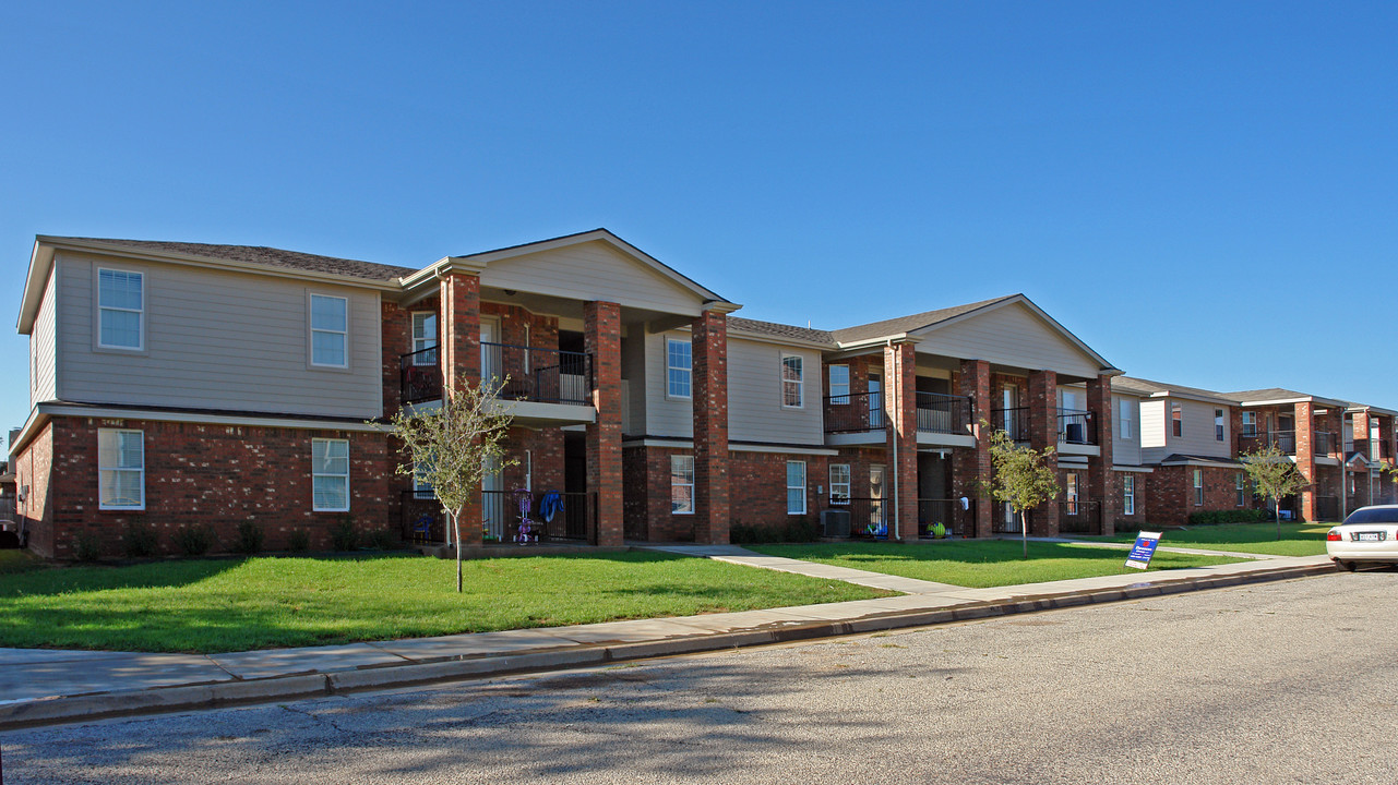 5845 7th St in Lubbock, TX - Foto de edificio