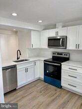 1518 Woodcrest Dr in Reston, VA - Building Photo - Building Photo