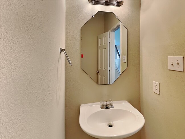 4919 Chase Wick Dr in Bacliff, TX - Building Photo - Building Photo