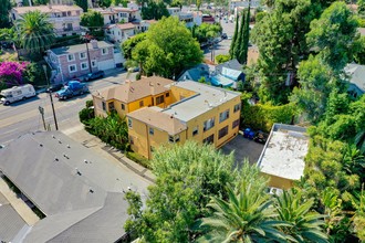 2230 N Cahuenga Blvd in Los Angeles, CA - Foto de edificio - Building Photo