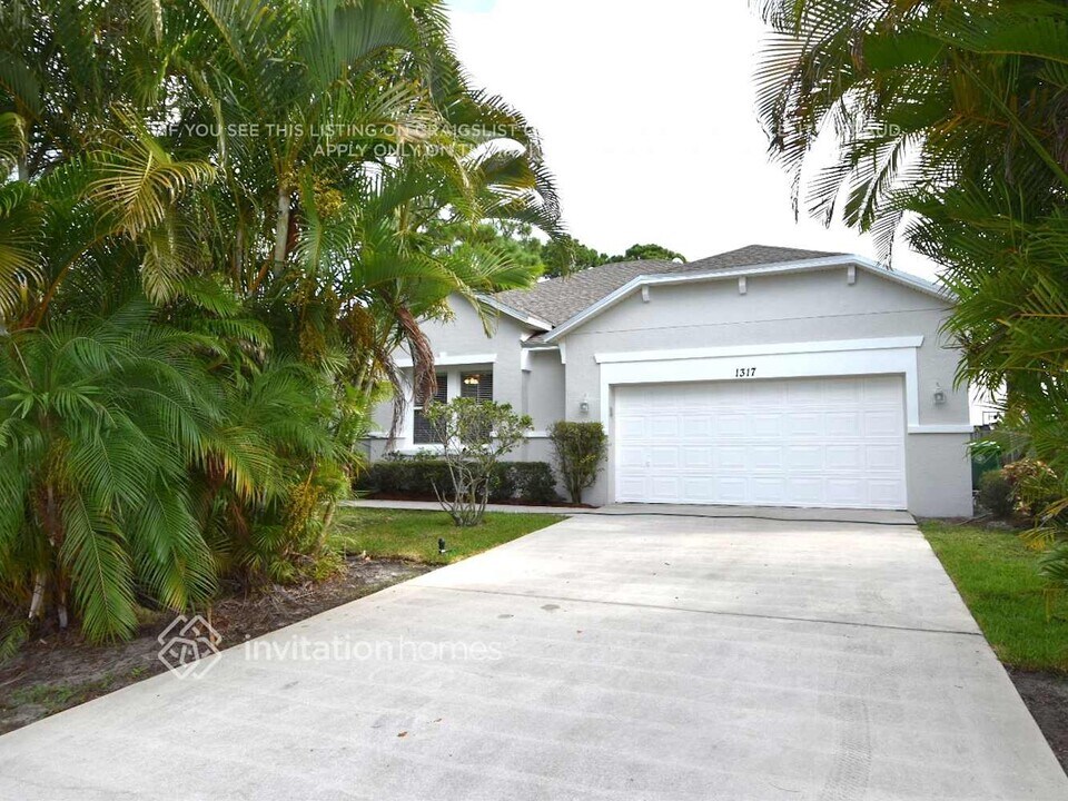 1317 SW California Blvd in Port St. Lucie, FL - Foto de edificio
