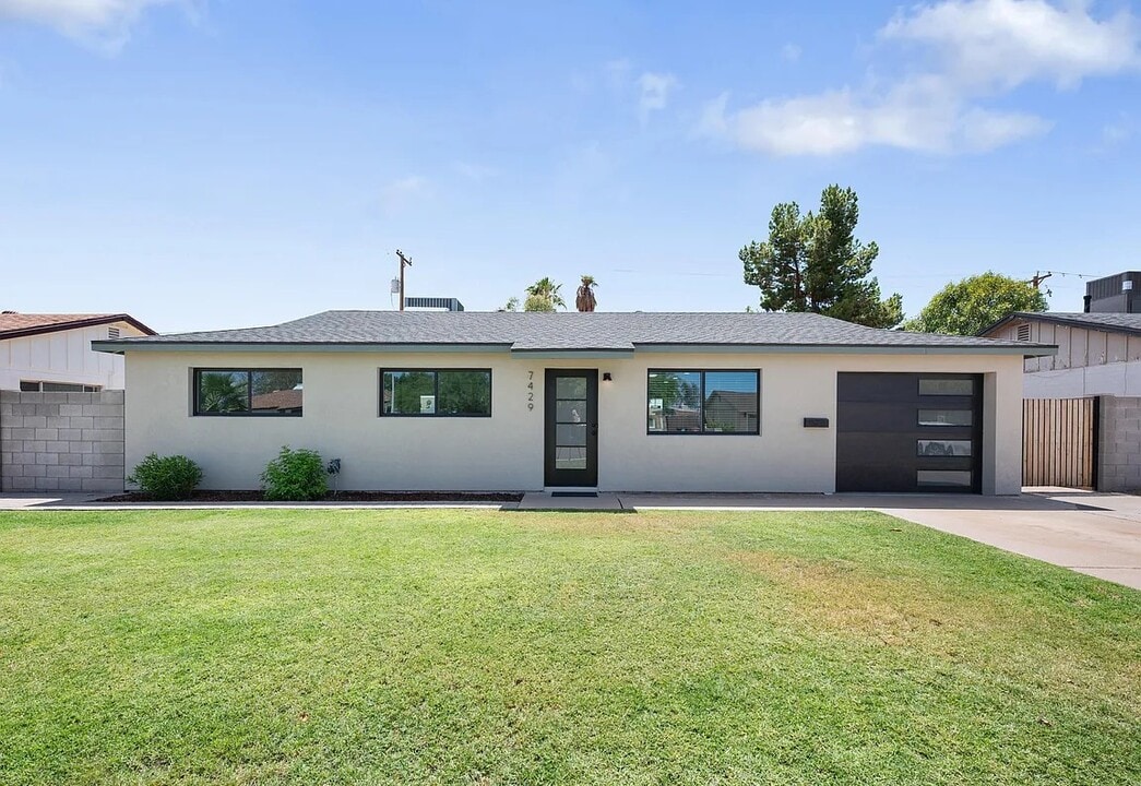 7429 E Pierce St in Scottsdale, AZ - Building Photo