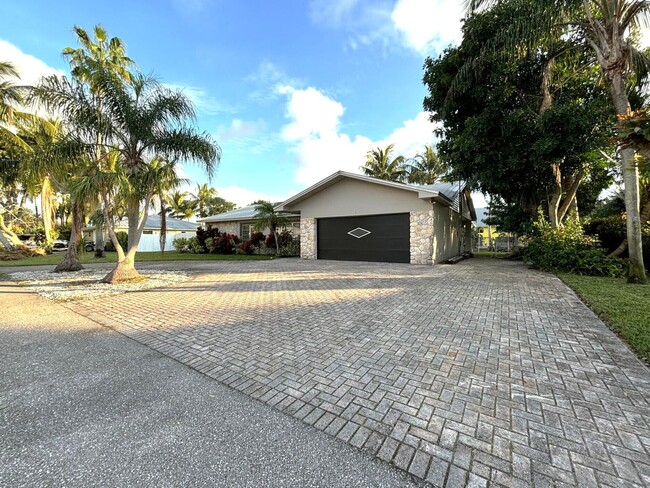 9366 SE River Terrace in Tequesta, FL - Building Photo - Building Photo