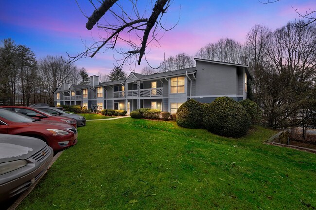 Northcliffe Forest Apartments in Winston-Salem, NC - Foto de edificio - Building Photo