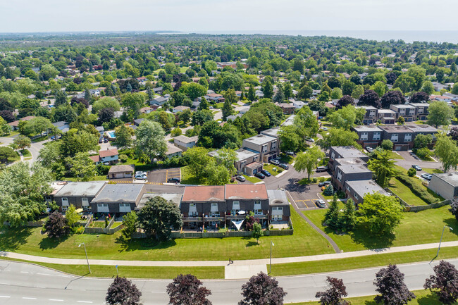 2 Deacon Ln in Ajax, ON - Building Photo - Building Photo