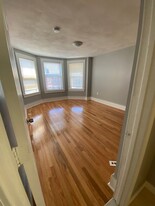 391 Meridian St, Unit 3 Apartamentos