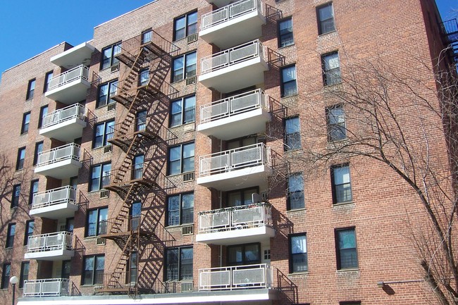 2204 Collier Ave in Far Rockaway, NY - Foto de edificio - Building Photo