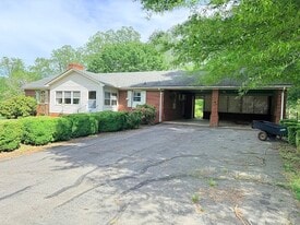 19410 Oakwood Ln in Jetersville, VA - Building Photo