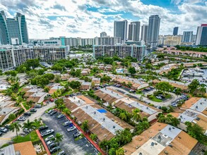 2627 Parkview Dr S in Hallandale Beach, FL - Building Photo - Building Photo