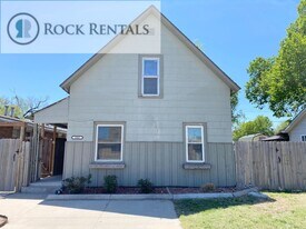 103 W 6th Ave in Hutchinson, KS - Building Photo