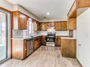652 W Hillcrest Dr in Mustang, OK - Building Photo - Building Photo