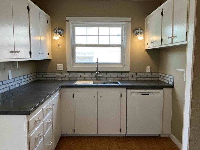 235 Catron St N in Monmouth, OR - Foto de edificio - Building Photo