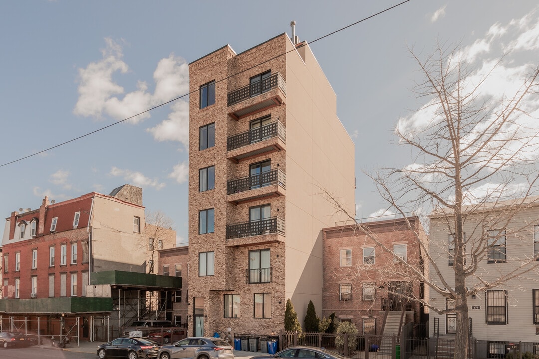 675 Marcy Ave in Brooklyn, NY - Building Photo