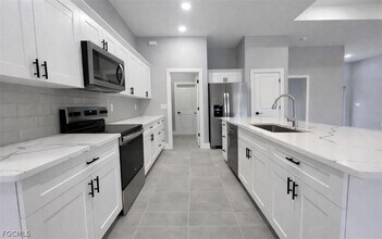 529 SE 7th St in Cape Coral, FL - Building Photo - Building Photo