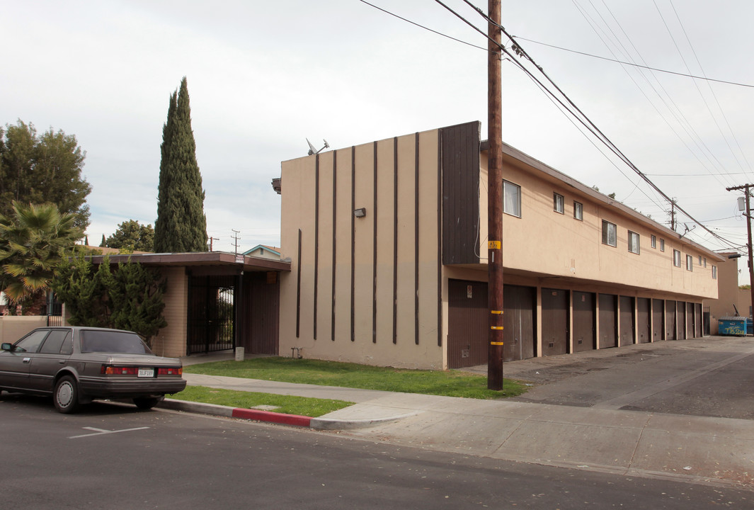 6364 Cedar St in Huntington Park, CA - Building Photo