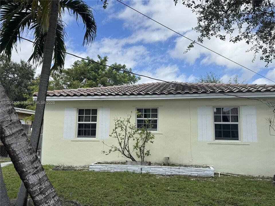 2051-2055 NE 167th St in North Miami Beach, FL - Building Photo