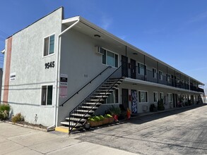 9545 Flower St in Bellflower, CA - Building Photo - Primary Photo