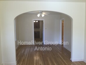 2123 Steves Ave in San Antonio, TX - Building Photo - Building Photo