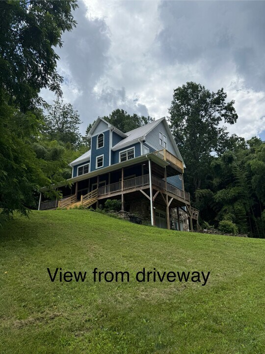 22 Pear Tree Ln in Leicester, NC - Building Photo