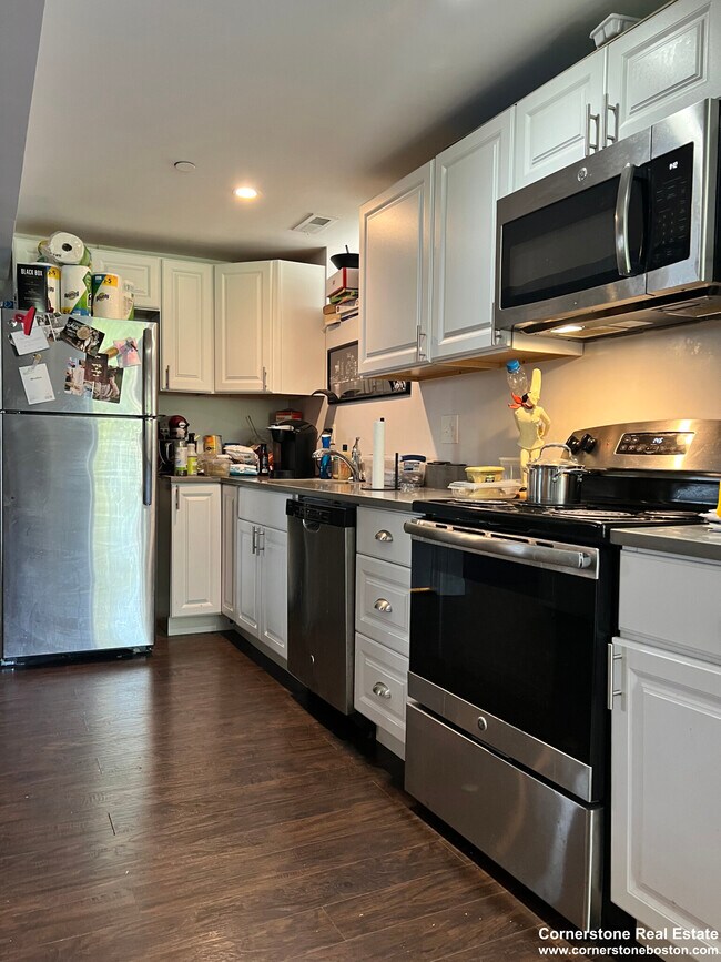 9 Oswald St, Unit B in Boston, MA - Foto de edificio - Building Photo