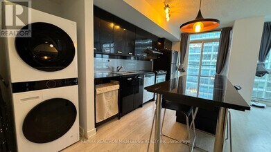 19 Singer Ct in Toronto, ON - Building Photo - Building Photo