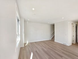 7412-7434 34 Ave NW in Calgary, AB - Building Photo