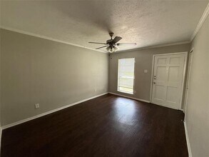 4025 Charter Dr in Garland, TX - Foto de edificio - Building Photo