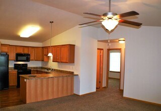 205 Prairie Rose Ln in Solon, IA - Building Photo - Building Photo