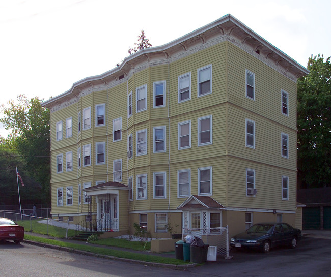 5 Burton St in Chicopee, MA - Foto de edificio - Building Photo