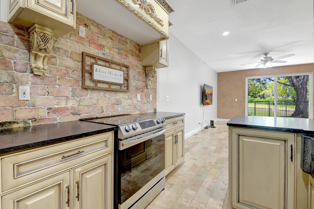 6306 Crescent Lake Way in Greenacres, FL - Foto de edificio
