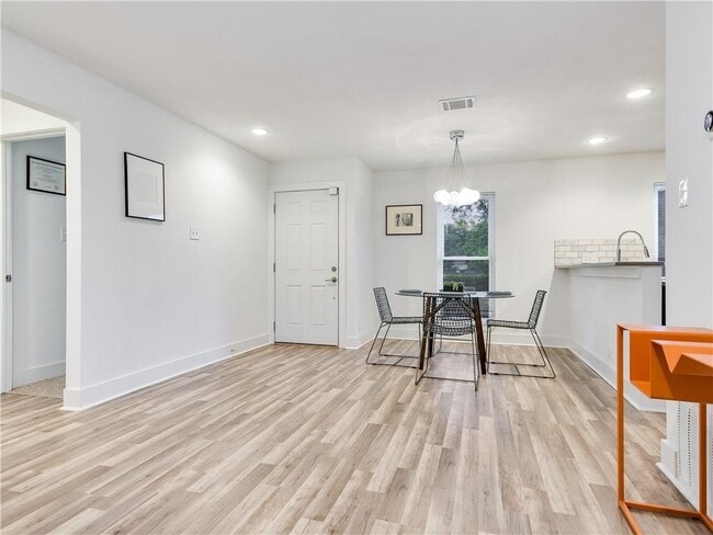 1106 Neans Dr in Austin, TX - Foto de edificio - Building Photo