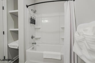 5001 Willowgate Loop, Unit 08-8204 in Tice, FL - Foto de edificio - Building Photo