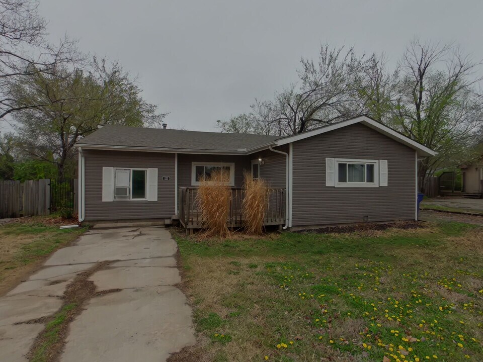 125 W Virginia Rd in Andover, KS - Building Photo