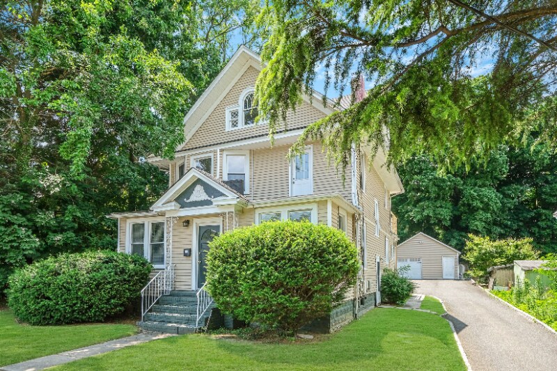 483 New York Ave in Huntington, NY - Building Photo