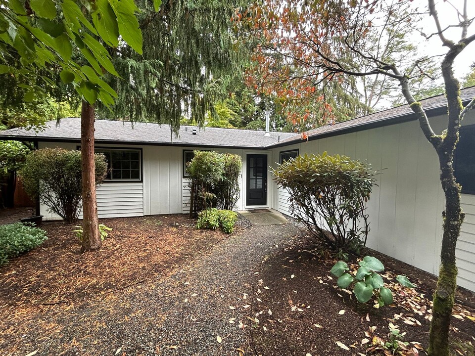 8104 134th Pl NE in Redmond, WA - Foto de edificio