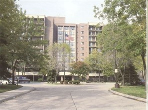 Hazelcrest Place Apartments & Townhomes in Hazel Park, MI - Building Photo - Building Photo