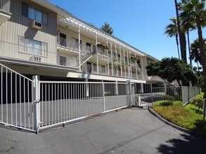 Villa Knolls Apartments in La Mesa, CA - Building Photo - Building Photo