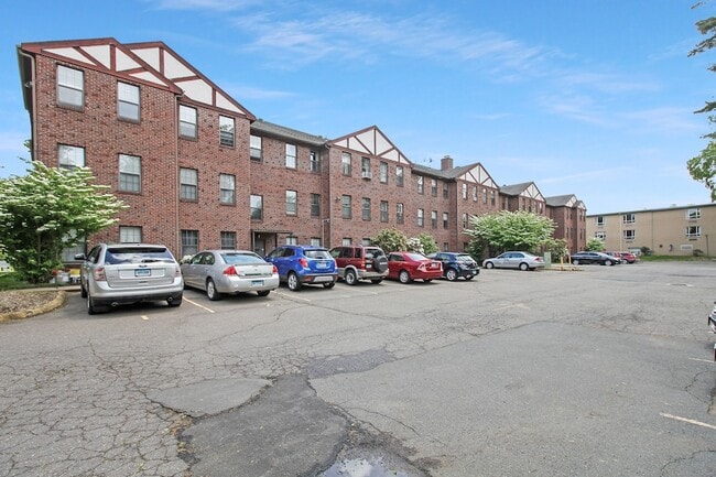 47 Highland St in West Hartford, CT - Building Photo - Building Photo