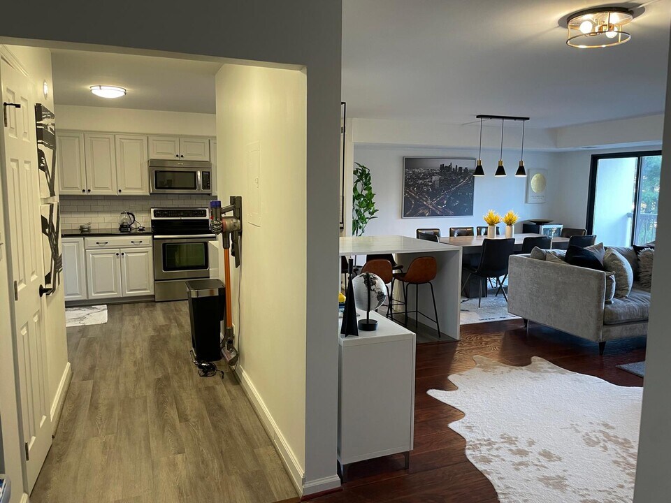 3800 Powell Ln, Unit 612 in Falls Church, VA - Foto de edificio