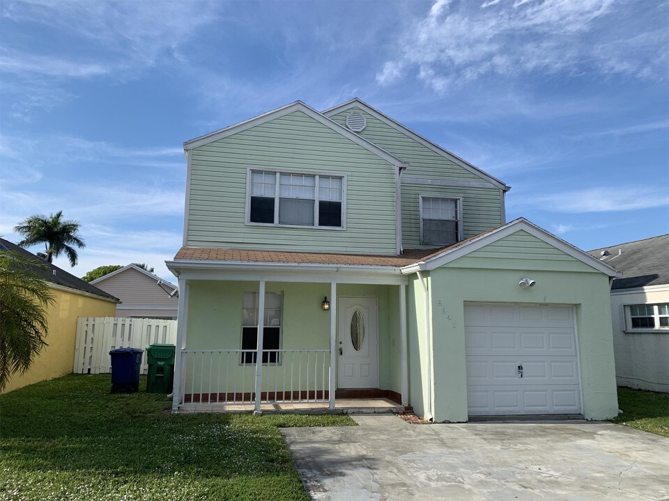 9941 W Daffodil Ln in Miramar, FL - Building Photo