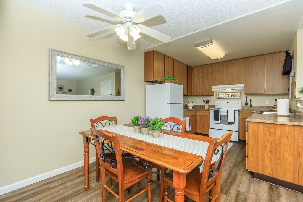 Lake Ridge Apartments in Fresno, CA | ApartmentHomeLiving.com